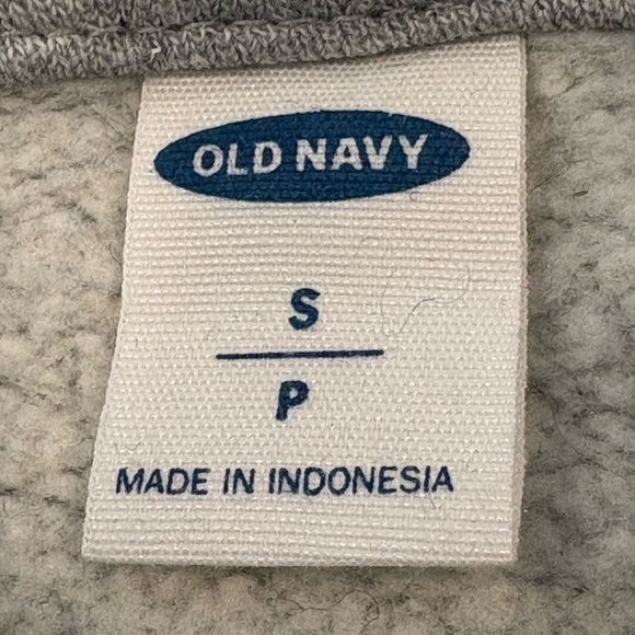 🍁Cozy Grey Old Navy Canada Maple Leaf
Hoodie🍁 Size Small - Picture 8 of 9